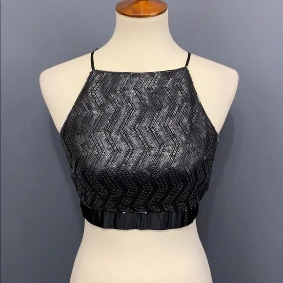 𝅺sequined high neck crop top - Picture 2 of 8